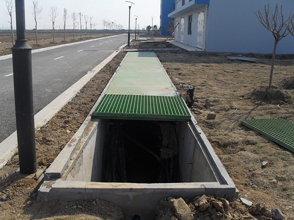 玻璃鋼地溝蓋板施工中