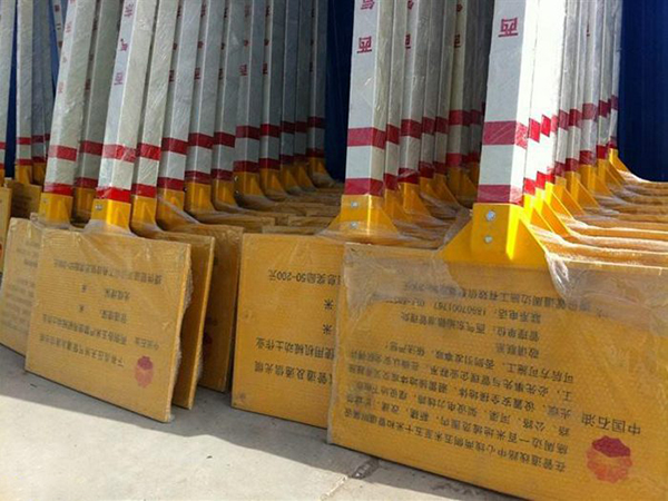 待發貨中玻璃鋼警示牌